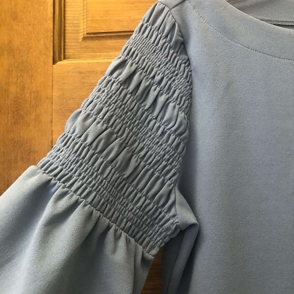 ANN TAYLOR Top/ size S/ Bluesh Grey/ flowy/ bell sleeves with smocked upper arms - Picture 6 of 12